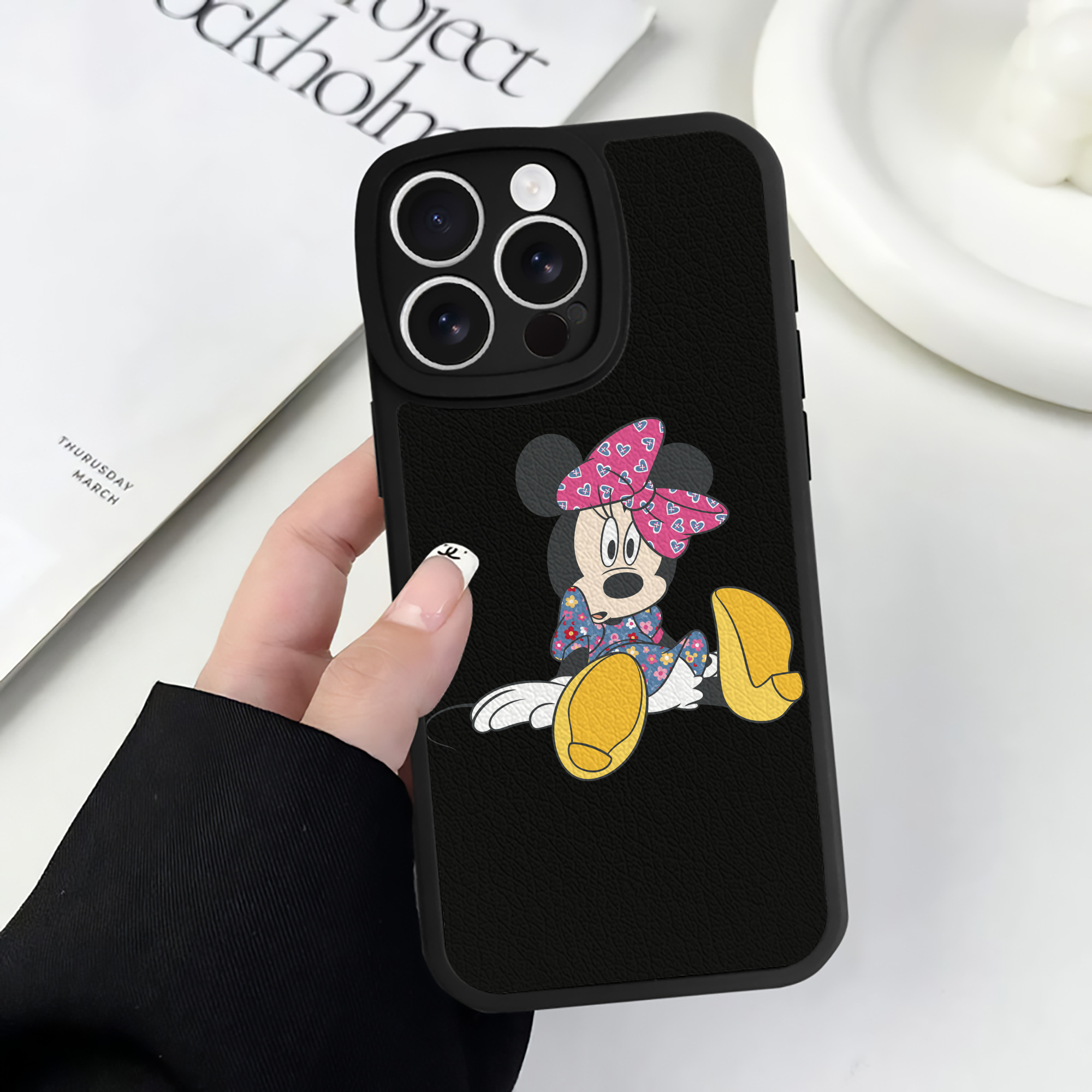 （画像用） ミッキーマウス Mickey Mouse 【iPhone 16シリーズ対応】シリコンスマホケース（レザー調） 材質：シリコン